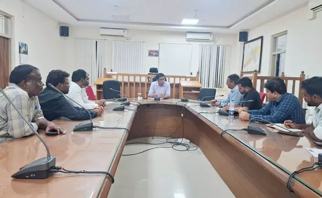 ಯಾದಗಿರಿ | ಕೈಗಾರಿಕಾ ಪ್ರದೇಶಗಳಲ್ಲಿ ಸೌಲಭ್ಯ ಒದಗಿಸಿ, ಉತ್ತೇಜಿಸಿ: ಜಿಲ್ಲಾಧಿಕಾರಿ ಹರ್ಷಲ್ ಭೋಯರ್