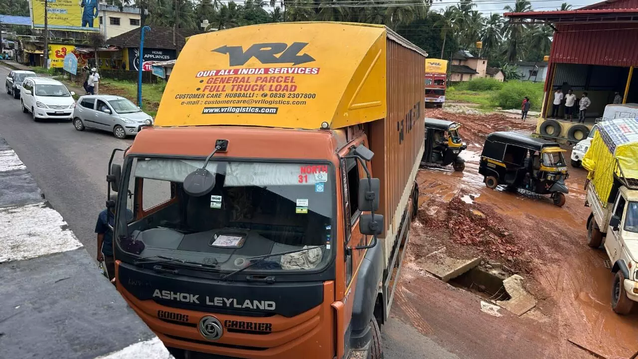 ಕುಂದಾಪುರ| ರಸ್ತೆಗೆ ಅಡ್ಡನಿಂತ ಗೂಡ್ಸ್ ವಾಹನ; ಸಂಚಾರಕ್ಕೆ ಅಡಚಣೆ