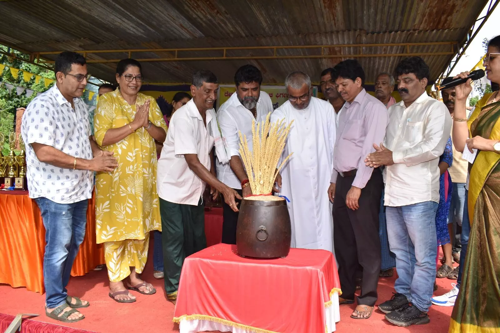 ಮಂಗಳೂರು: ಕೆಸರು ಗದ್ದೆಯಲ್ಲಿ ಆಟೋಟ ಸ್ಪರ್ಧೆ ಮಂಗಳೂರು: ಕೆಸರು ಗದ್ದೆಯಲ್ಲಿ ಆಟೋಟ ಸ್ಪರ್ಧೆ