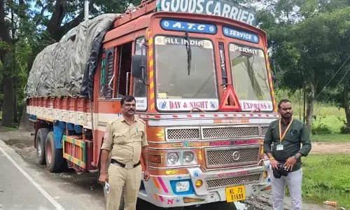ನಂಜನಗೂಡಿನಿಂದ ಕೇರಳಕ್ಕೆ ಅಕ್ರಮ ಯೂರಿಯಾ ಸಾಗಾಟ; ರಸಗೊಬ್ಬರ ಸಮೇತ ಲಾರಿ ವಶಪಡಿಸಿಕೊಂಡ ಕೃಷಿ ಅಧಿಕಾರಿಗಳು