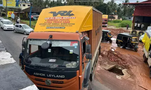 ಕುಂದಾಪುರ| ರಸ್ತೆಗೆ ಅಡ್ಡನಿಂತ ಗೂಡ್ಸ್ ವಾಹನ; ಸಂಚಾರಕ್ಕೆ ಅಡಚಣೆ