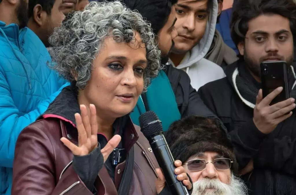 ಅರುಂಧತಿ ರಾಯ್, ನೂರಾನಿ ಸೇರಿದಂತೆ ಖ್ಯಾತ ಲೇಖಕರ ʼಕಾಶ್ಮೀರʼದ ಕುರಿತ 25 ಪುಸ್ತಕಗಳನ್ನು ನಿಷೇಧಿಸಿದ ಜಮ್ಮುಕಾಶ್ಮೀರ ಸರಕಾರ