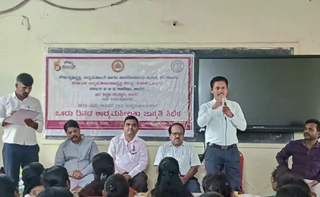 ಬೀದರ್ | ಸ್ವಯಂ ಉದ್ಯಮ ಪ್ರಾರಂಭಿಸಿ ಆರ್ಥಿಕ ಅಭಿವೃದ್ಧಿ ಸಾಧಿಸಿ : ಲೋಕೆಶ್ ಮಾನಸಿಂಗ್ ಬೀದರ್ | ಸ್ವಯಂ ಉದ್ಯಮ ಪ್ರಾರಂಭಿಸಿ ಆರ್ಥಿಕ ಅಭಿವೃದ್ಧಿ ಸಾಧಿಸಿ : ಲೋಕೆಶ್ ಮಾನಸಿಂಗ್