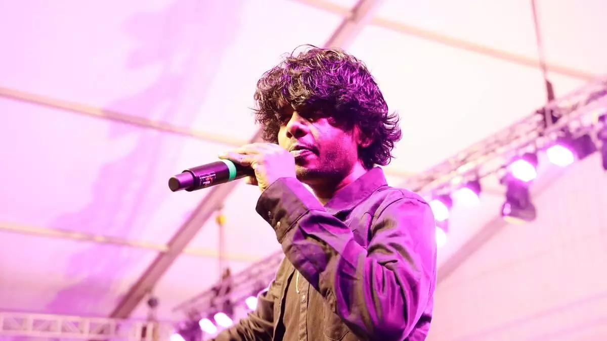 ಅತ್ಯಾಚಾರ ಪ್ರಕರಣ |ರ್ಯಾಪರ್ ವೇಡನ್ ಪರಾರಿಯಾಗಿಲ್ಲ: ಮಾಹಿತಿ ನೀಡಿದ ಕೇರಳ ಪೊಲೀಸ್ ಅತ್ಯಾಚಾರ ಪ್ರಕರಣ |ರ್ಯಾಪರ್ ವೇಡನ್ ಪರಾರಿಯಾಗಿಲ್ಲ: ಮಾಹಿತಿ ನೀಡಿದ ಕೇರಳ ಪೊಲೀಸ್