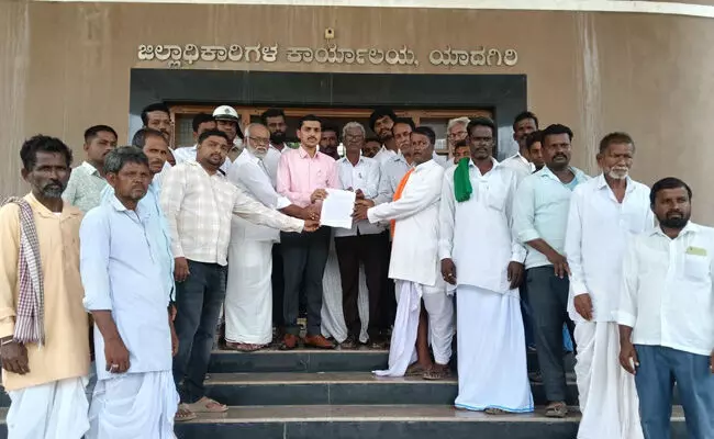 ಯಾದಗಿರಿ | ಹೊಲಗಳಿಗೆ ಹೋಗಿ ಬರಲು ರಸ್ತೆ ಮಾಡಿಕೊಡಲು ಶಿರವಾಳ ಗ್ರಾಮಸ್ಥರಿಂದ ಡಿಸಿಗೆ ಮನವಿ