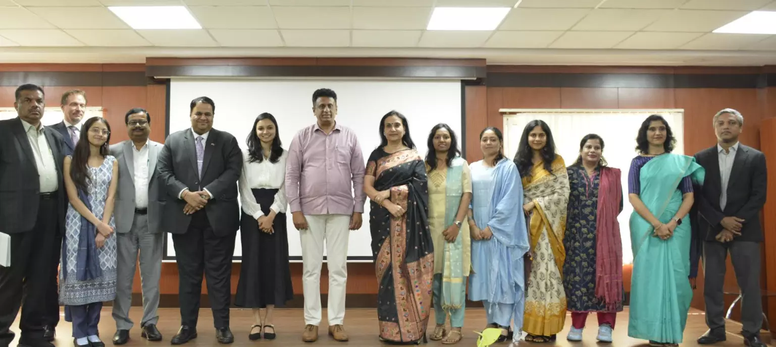 ಚೆವೆನಿಂಗ್-ಕರ್ನಾಟಕ ವಿದ್ಯಾರ್ಥಿವೇತನಕ್ಕೆ ಐದು ವಿದ್ಯಾರ್ಥಿನಿಯರು ಆಯ್ಕೆ ಚೆವೆನಿಂಗ್-ಕರ್ನಾಟಕ ವಿದ್ಯಾರ್ಥಿವೇತನಕ್ಕೆ ಐದು ವಿದ್ಯಾರ್ಥಿನಿಯರು ಆಯ್ಕೆ