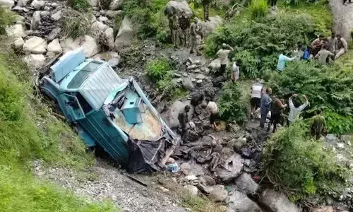 ಜಮ್ಮು ಕಾಶ್ಮೀರ | ಕಂದಕಕ್ಕೆ ಉರುಳಿಬಿದ್ದ ಸೇನಾ ವಾಹನ : ಮೂವರು ಸಿಆರ್‌ಪಿಎಫ್‌ ಯೋಧರು ಮೃತ್ಯು, ಹಲವರಿಗೆ ಗಾಯ