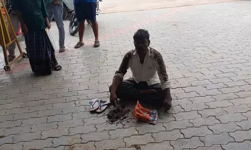 ಲಕ್ಷ್ಮೇಶ್ವರ | ಖಾಯಂ ನೌಕರಿಗೆ ಆಗ್ರಹಿಸಿ ಸಫಾಯಿ ಕರ್ಮಚಾರಿ ಮಲ ಸುರಿದುಕೊಂಡು ಪ್ರತಿಭಟನೆ