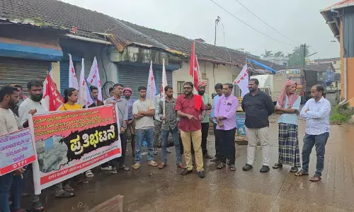 ಹಳೆ ಬಂದರಿನಲ್ಲಿ ಡ್ರೈನೇಜ್ ಅವ್ಯವಸ್ಥೆ, ರಸ್ತೆ ದುರವಸ್ಥೆ ಖಂಡಿಸಿ ಪ್ರತಿಭಟನೆ