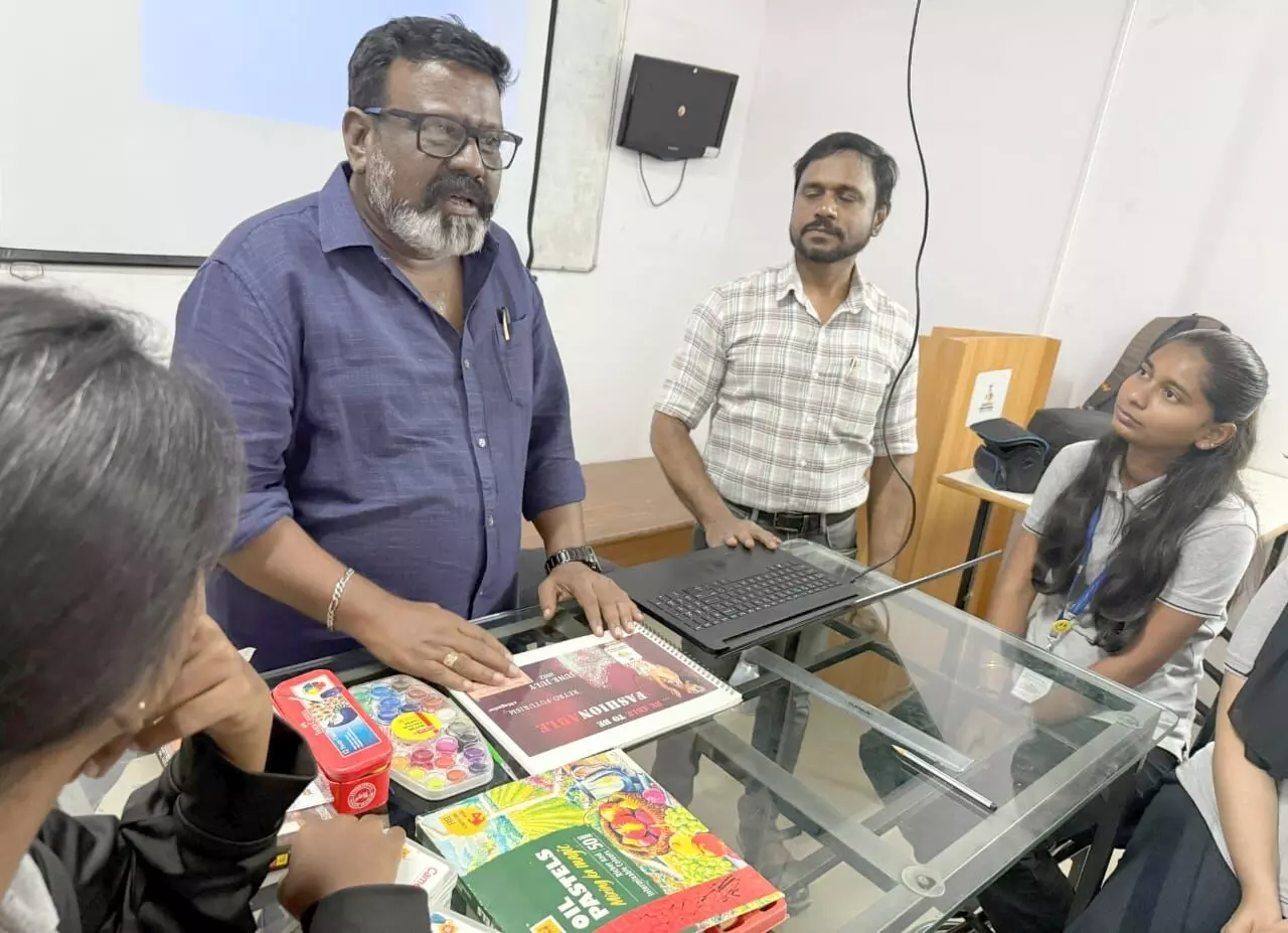 ವಿನ್ಯಾಸಕಾರರು ರೇಖಾಚಿತ್ರಗಳ ನೀಲನಕ್ಷೆಯಲ್ಲಿ ಪ್ರಾದೇಶಿಕ ಒಲವು ರೂಢಿಸಿಕೊಳ್ಳಬೇಕು: ಬೆಳ್ಳಿ ಮೇಘನಾಥ ಅಬ್ರಹಾಮ ವಿನ್ಯಾಸಕಾರರು ರೇಖಾಚಿತ್ರಗಳ ನೀಲನಕ್ಷೆಯಲ್ಲಿ ಪ್ರಾದೇಶಿಕ ಒಲವು ರೂಢಿಸಿಕೊಳ್ಳಬೇಕು: ಬೆಳ್ಳಿ ಮೇಘನಾಥ ಅಬ್ರಹಾಮ