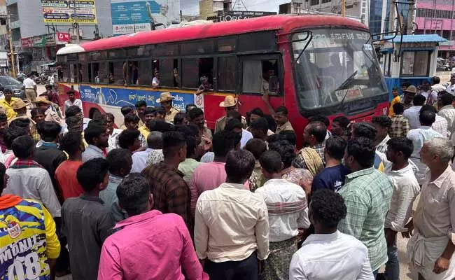 ಕೊಪ್ಪಳ| ಯೂರಿಯಾ ಖಾಲಿಯಾದ ಹಿನ್ನೆಲೆ: ತೆರೆಯದ ಗೊಬ್ಬರದ ಅಂಗಡಿ; ರೈತರಿಂದ ಪ್ರತಿಭಟನೆ