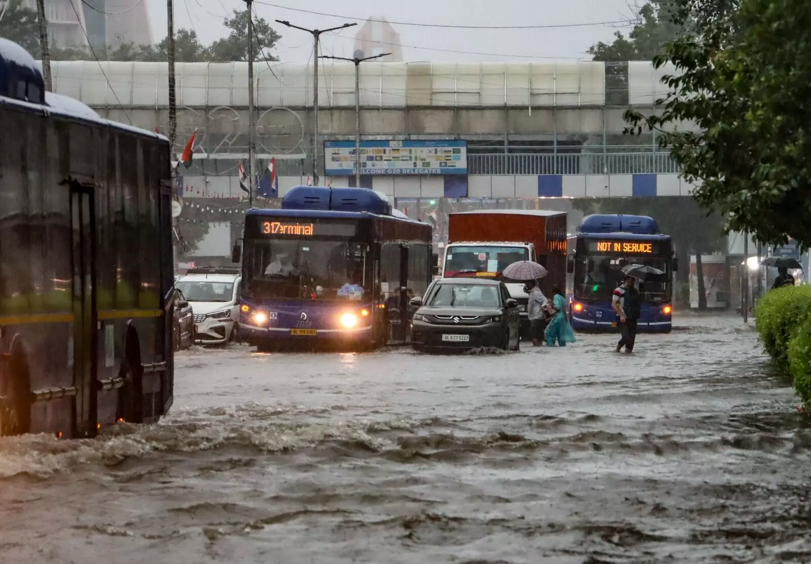 ದಿಲ್ಲಿಯಲ್ಲಿ ಭಾರಿ ಮಳೆ: ನದಿಯಂತಾದ ರಸ್ತೆಗಳು, 90ಕ್ಕೂ ಹೆಚ್ಚು ವಿಮಾನಗಳ ಹಾರಾಟ ವಿಳಂಬ