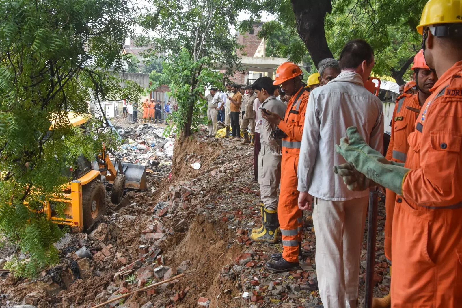 ದಿಲ್ಲಿ: ಭಾರೀ ಮಳೆಗೆ ಗೋಡೆ ಕುಸಿದು ಇಬ್ಬರು ಮಕ್ಕಳು ಸೇರಿದಂತೆ 8 ಮಂದಿ ಮೃತ್ಯು