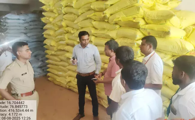 ಯಾದಗಿರಿ | ರಸಗೊಬ್ಬರ ಮಾರಾಟ ಮಳಿಗೆಗಳಿಗೆ ಜಿಲ್ಲಾಧಿಕಾರಿ, ಜಿಲ್ಲಾ ಪೋಲಿಸ್ ವರಿಷ್ಠಾಧಿಕಾರಿಗಳಿಂದ ದಿಢೀರ್ ಭೇಟಿ, ಪರಿಶೀಲನೆ