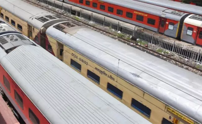 ಕೇರಳ | ಚಲಿಸುತ್ತಿದ್ದ ರೈಲಿನಿಂದ 64 ವರ್ಷದ ವೃದ್ಧೆಯನ್ನು ಕೆಳಕ್ಕೆ ತಳ್ಳಿ, ದರೋಡೆ