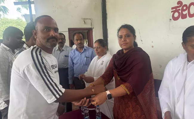 ಕಲಬುರಗಿ | ಪ್ರತಿಯೊಬ್ಬರು ಭಾತೃತ್ವದ ಬೆಸುಗೆಯ ಕೊಂಡಿಯಾಗಿ : ಕಾರಾಗೃಹದ ಅಧೀಕ್ಷಕಿ ಡಾ.ಅನಿತಾ ಆರ್. ಕಲಬುರಗಿ | ಪ್ರತಿಯೊಬ್ಬರು ಭಾತೃತ್ವದ ಬೆಸುಗೆಯ ಕೊಂಡಿಯಾಗಿ : ಕಾರಾಗೃಹದ ಅಧೀಕ್ಷಕಿ ಡಾ.ಅನಿತಾ ಆರ್.