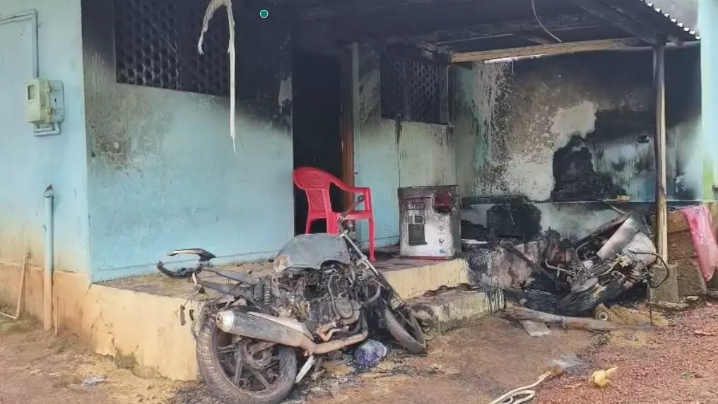 ಭಟ್ಕಳ| ಮನೆಯ ಅಂಗಳದಲ್ಲಿ ಎರಡು ಬೈಕ್‌ಗಳಿಗೆ ಬೆಂಕಿ; ಇಬ್ಬರ ವಿರುದ್ಧ ದೂರು