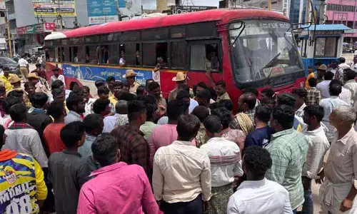 ಕೊಪ್ಪಳ| ಯೂರಿಯಾ ಖಾಲಿಯಾದ ಹಿನ್ನೆಲೆ: ತೆರೆಯದ ಗೊಬ್ಬರದ ಅಂಗಡಿ; ರೈತರಿಂದ ಪ್ರತಿಭಟನೆ