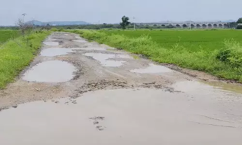 ರಸ್ತೆ ತುಂಬಾ ಗುಂಡಿಗಳು: ವಾಹನ ಸವಾರರ ನಿತ್ಯ ಪರದಾಟ