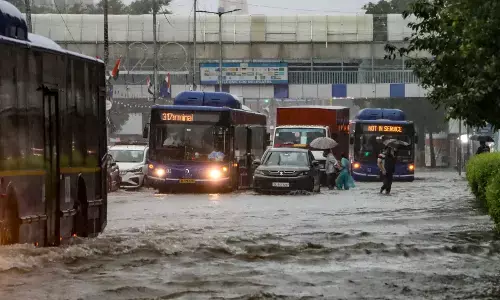 ದಿಲ್ಲಿಯಲ್ಲಿ ಭಾರಿ ಮಳೆ: ನದಿಯಂತಾದ ರಸ್ತೆಗಳು, 90ಕ್ಕೂ ಹೆಚ್ಚು ವಿಮಾನಗಳ ಹಾರಾಟ ವಿಳಂಬ