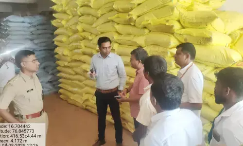 ಯಾದಗಿರಿ | ರಸಗೊಬ್ಬರ ಮಾರಾಟ ಮಳಿಗೆಗಳಿಗೆ ಜಿಲ್ಲಾಧಿಕಾರಿ, ಜಿಲ್ಲಾ ಪೋಲಿಸ್ ವರಿಷ್ಠಾಧಿಕಾರಿಗಳಿಂದ ದಿಢೀರ್ ಭೇಟಿ, ಪರಿಶೀಲನೆ