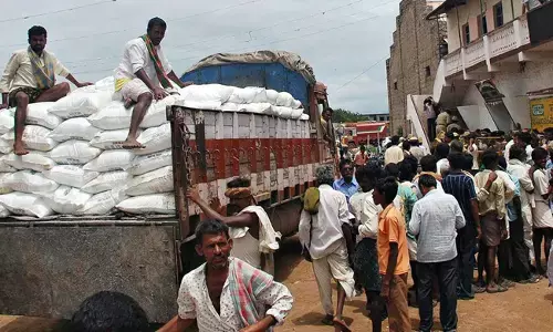ಗೊಬ್ಬರದ ಅಂಗಡಿಯ ಮುಂದೆ ಕ್ಯೂ ನಿಂತ ರೈತ ಮತ್ತು ಯೂರಿಯಾ ವ್ಯಥೆ!