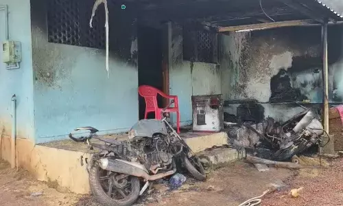 ಭಟ್ಕಳ| ಮನೆಯ ಅಂಗಳದಲ್ಲಿ ಎರಡು ಬೈಕ್‌ಗಳಿಗೆ ಬೆಂಕಿ; ಇಬ್ಬರ ವಿರುದ್ಧ ದೂರು
