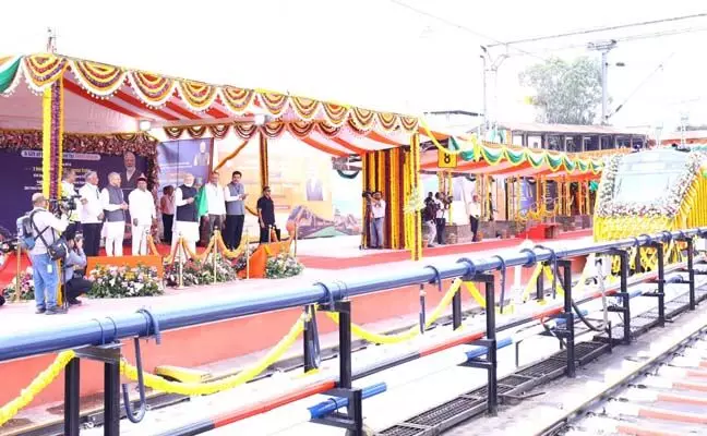 ಪ್ರಧಾನಿ ನರೇಂದ್ರ ಮೋದಿ ಅವರಿಂದ ಮೂರು ವಂದೇ ಭಾರತ್ ರೈಲುಗಳಿಗೆ ಹಸಿರು ನಿಶಾನೆ