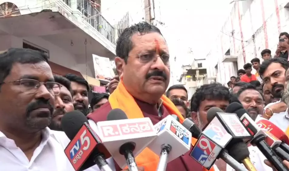 ಹಿಂದೂ ಯುವಕರು ಮುಸ್ಲಿಂ ಯುವತಿಯರನ್ನು ಮದುವೆಯಾದರೆ 5 ಲಕ್ಷ ರೂ. ಕೊಡುತ್ತೇವೆ : ವಿವಾದಾತ್ಮಕ ಹೇಳಿಕೆ ನೀಡಿದ ಯತ್ನಾಳ್ ಹಿಂದೂ ಯುವಕರು ಮುಸ್ಲಿಂ ಯುವತಿಯರನ್ನು ಮದುವೆಯಾದರೆ 5 ಲಕ್ಷ ರೂ. ಕೊಡುತ್ತೇವೆ : ವಿವಾದಾತ್ಮಕ ಹೇಳಿಕೆ ನೀಡಿದ ಯತ್ನಾಳ್