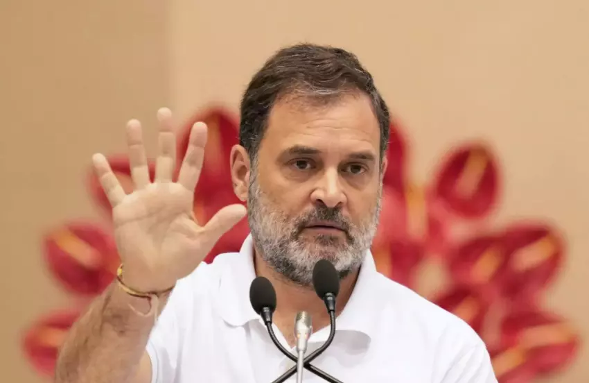 ಮಹಿಳೆಯೊಬ್ಬರು ಎರಡು ಬಾರಿ ಮತ ಚಲಾಯಿಸಿದ್ದಕ್ಕೆ ದಾಖಲೆ ನೀಡಿ; ರಾಹುಲ್ ಗಾಂಧಿಗೆ ಕರ್ನಾಟಕದ ಮುಖ್ಯ ಚುನಾವಣಾಧಿಕಾರಿಯಿಂದ ನೋಟಿಸ್ ಮಹಿಳೆಯೊಬ್ಬರು ಎರಡು ಬಾರಿ ಮತ ಚಲಾಯಿಸಿದ್ದಕ್ಕೆ ದಾಖಲೆ ನೀಡಿ; ರಾಹುಲ್ ಗಾಂಧಿಗೆ ಕರ್ನಾಟಕದ ಮುಖ್ಯ ಚುನಾವಣಾಧಿಕಾರಿಯಿಂದ ನೋಟಿಸ್