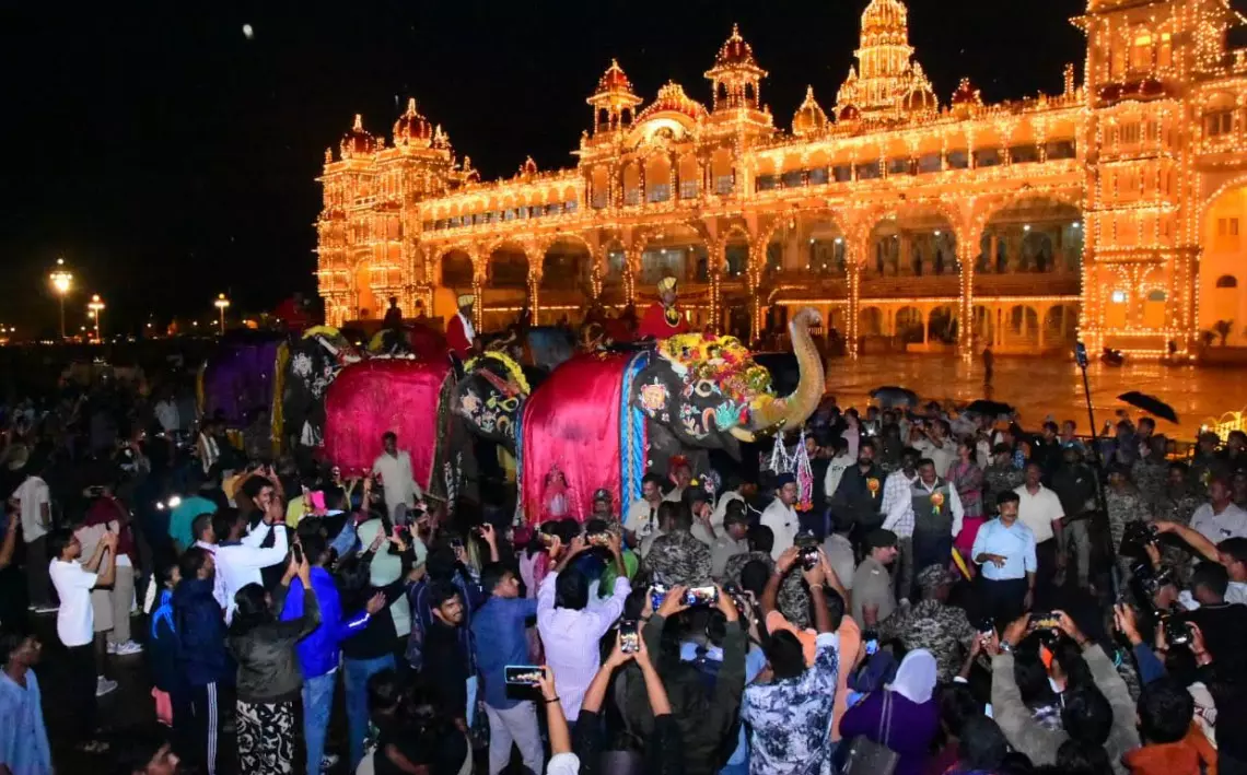 ಮೈಸೂರು ಅರಮನೆ ಪ್ರವೇಶಿಸಿದ ದಸರಾ ಗಜಪಡೆಗೆ ಸಾಂಪ್ರದಾಯಿಕ ಸ್ವಾಗತ ಮೈಸೂರು ಅರಮನೆ ಪ್ರವೇಶಿಸಿದ ದಸರಾ ಗಜಪಡೆಗೆ ಸಾಂಪ್ರದಾಯಿಕ ಸ್ವಾಗತ