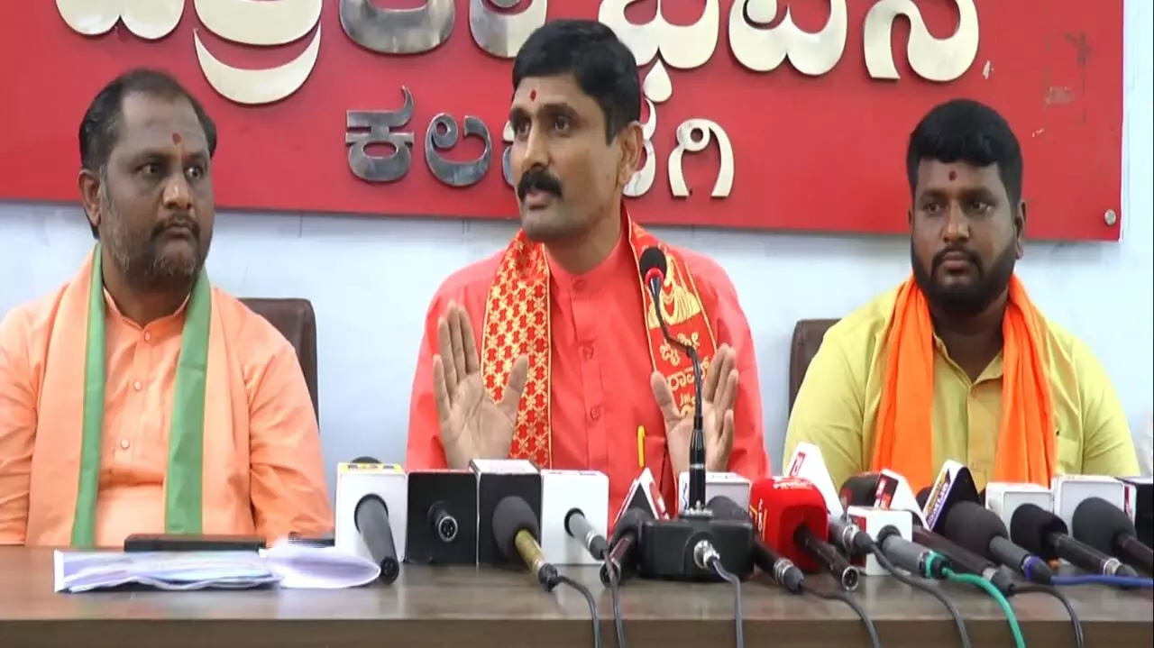 ಕಲಬುರಗಿ| ಕೇಂದ್ರೀಯ ವಿವಿ ಆವರಣದಲ್ಲಿ ದೇವಸ್ಥಾನವಿದ್ದರೂ ಅದನ್ನು ತೆರವುಗೊಳಿಸಬೇಕು: ಶ್ರೀರಾಮಸೇನೆಯ ಆಂದೋಲಾ ಸ್ವಾಮೀಜಿ ಕಲಬುರಗಿ| ಕೇಂದ್ರೀಯ ವಿವಿ ಆವರಣದಲ್ಲಿ ದೇವಸ್ಥಾನವಿದ್ದರೂ ಅದನ್ನು ತೆರವುಗೊಳಿಸಬೇಕು: ಶ್ರೀರಾಮಸೇನೆಯ ಆಂದೋಲಾ ಸ್ವಾಮೀಜಿ