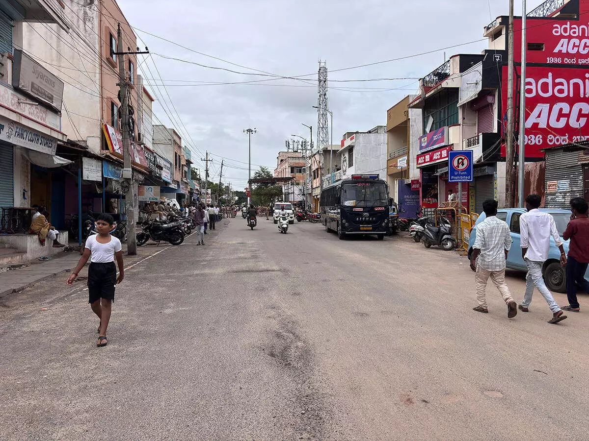 ಕೊಪ್ಪಳ | ಗವಿಸಿದ್ದಪ್ಪ ನಾಯಕ ಕೊಲೆ ಖಂಡಿಸಿ ಪ್ರತಿಭಟನೆ: ನಗರದ ಅಂಗಡಿಗಳು ಬಂದ್