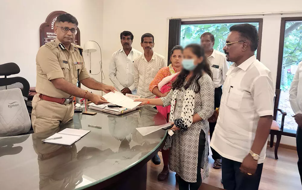 ಪುತ್ತೂರು ಬಿಜೆಪಿ ಮುಖಂಡನ ಪುತ್ರನಿಂದ ಅತ್ಯಾಚಾರ-ವಂಚನೆ ಪ್ರಕರಣ: ಸಂತ್ರಸ್ತೆಯಿಂದ ಪೊಲೀಸ್ ರಕ್ಷಣೆ ಕೋರಿ ಪಶ್ಚಿಮ ವಲಯ ಐಜಿಪಿಗೆ ಮನವಿ