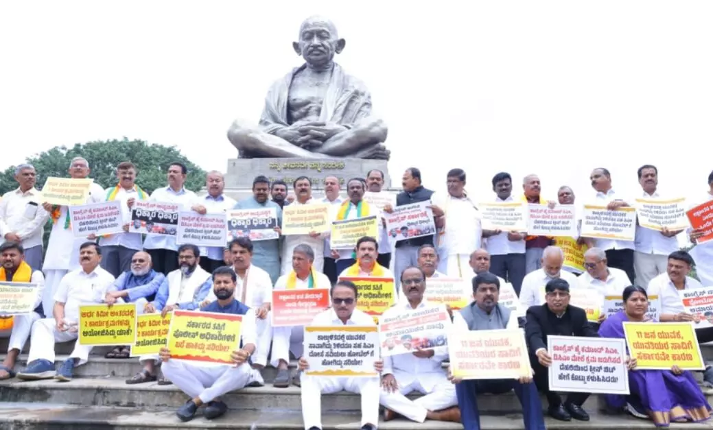 ರಾಜ್ಯ ಸರಕಾರದ ವಿರುದ್ಧ ವಿಧಾನಸೌಧದ ಗಾಂಧಿ ಪ್ರತಿಮೆ ಬಳಿ ಬಿಜೆಪಿ- ಜೆಡಿಎಸ್ ಪ್ರತಿಭಟನೆ ರಾಜ್ಯ ಸರಕಾರದ ವಿರುದ್ಧ ವಿಧಾನಸೌಧದ ಗಾಂಧಿ ಪ್ರತಿಮೆ ಬಳಿ ಬಿಜೆಪಿ- ಜೆಡಿಎಸ್ ಪ್ರತಿಭಟನೆ
