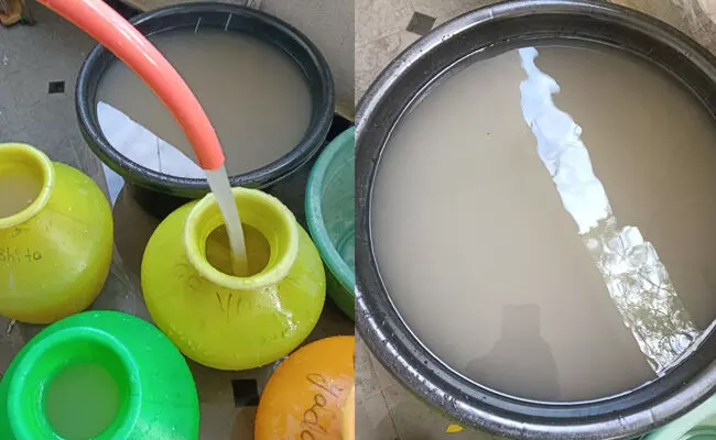 ರಾಯಚೂರು ಮಹಾನಗರ ಪಾಲಿಕೆಯಿಂದ ಕೆಸರು ಮಿಶ್ರಿತ ನೀರು ಪೂರೈಕೆ : ಸಾರ್ವಜನಿಕರ ಆಕ್ರೋಶ ರಾಯಚೂರು ಮಹಾನಗರ ಪಾಲಿಕೆಯಿಂದ ಕೆಸರು ಮಿಶ್ರಿತ ನೀರು ಪೂರೈಕೆ : ಸಾರ್ವಜನಿಕರ ಆಕ್ರೋಶ