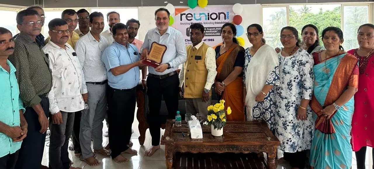 ನಾವೂರು: 40 ವರ್ಷಗಳ ಹಿಂದಿನ ಸಹಪಾಠಿಗಳ ಪುನರ್ಮಿಲನ ನಾವೂರು: 40 ವರ್ಷಗಳ ಹಿಂದಿನ ಸಹಪಾಠಿಗಳ ಪುನರ್ಮಿಲನ
