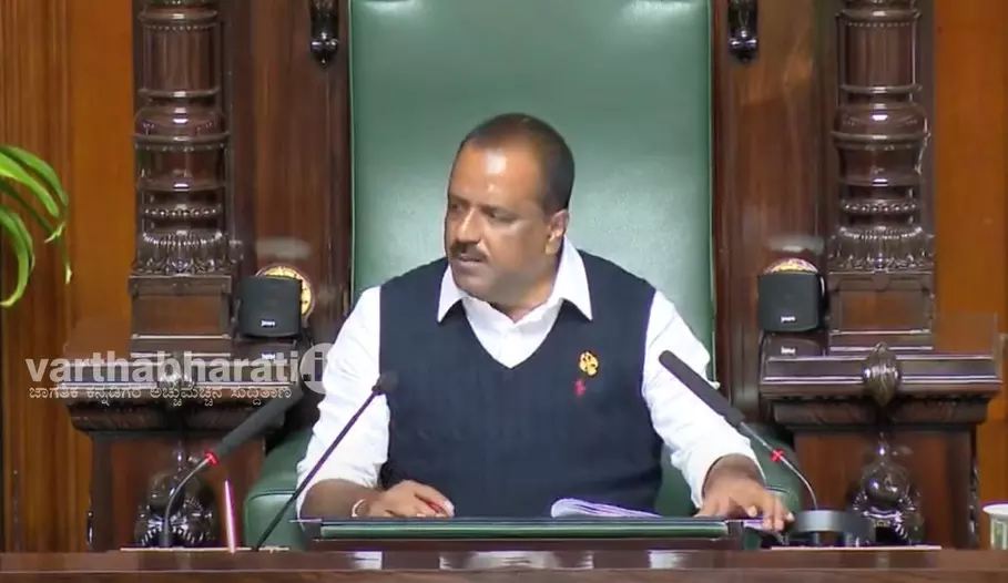 ‘ಮಾತನಾಡುವವರು ಹೊರಗೆ ಹೋಗಿ ಮಾತನಾಡಿ’ : ಸಚಿವರ ವಿರುದ್ದ ಸ್ಪೀಕರ್ ಖಾದರ್ ಗರಂ