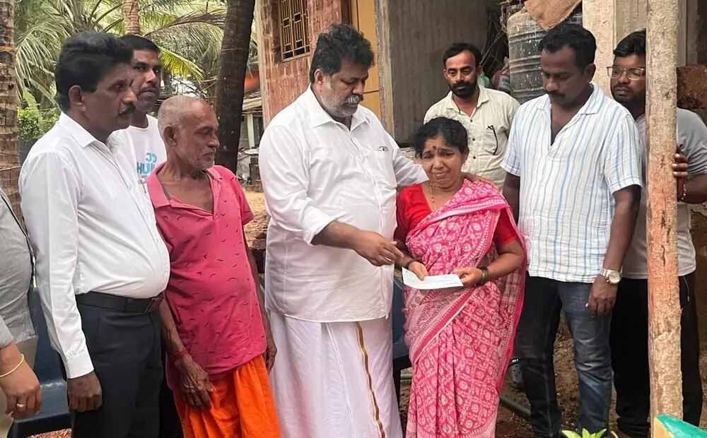 ಮೃತ ಮೀನುಗಾರರ ಕುಟುಂಬವನ್ನು ಭೇಟಿ ಮಾಡಿ ಸಾಂತ್ವಾನ ನೀಡಿದ ಸಚಿವ ಮಂಕಾಳ್ ವೈದ್ಯ ಮೃತ ಮೀನುಗಾರರ ಕುಟುಂಬವನ್ನು ಭೇಟಿ ಮಾಡಿ ಸಾಂತ್ವಾನ ನೀಡಿದ ಸಚಿವ ಮಂಕಾಳ್ ವೈದ್ಯ