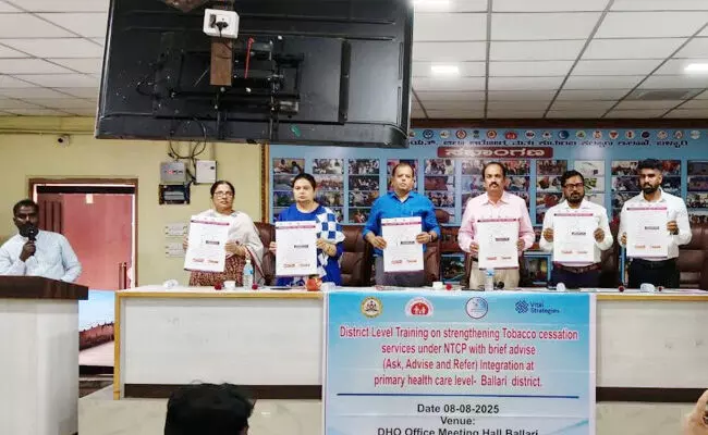 ಬಳ್ಳಾರಿ | ತಂಬಾಕು ವ್ಯಸನ ಮುಕ್ತ ಕೇಂದ್ರಗಳ ಸೌಲಭ್ಯ ಕುರಿತು ಅರಿವು ಮೂಡಿಸಿ : ಡಿಹೆಚ್‌ಓ ಡಾ.ಯಲ್ಲಾ ರಮೇಶ್ ಬಾಬು