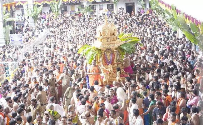ರಾಯಚೂರು | ಮಂತ್ರಾಲಯದಲ್ಲಿ ಶ್ರೀರಾಘವೇಂದ್ರಸ್ವಾಮಿಗಳ 354ನೇ ಮಧ್ಯಾರಾಧನೆ ರಾಯಚೂರು | ಮಂತ್ರಾಲಯದಲ್ಲಿ ಶ್ರೀರಾಘವೇಂದ್ರಸ್ವಾಮಿಗಳ 354ನೇ ಮಧ್ಯಾರಾಧನೆ