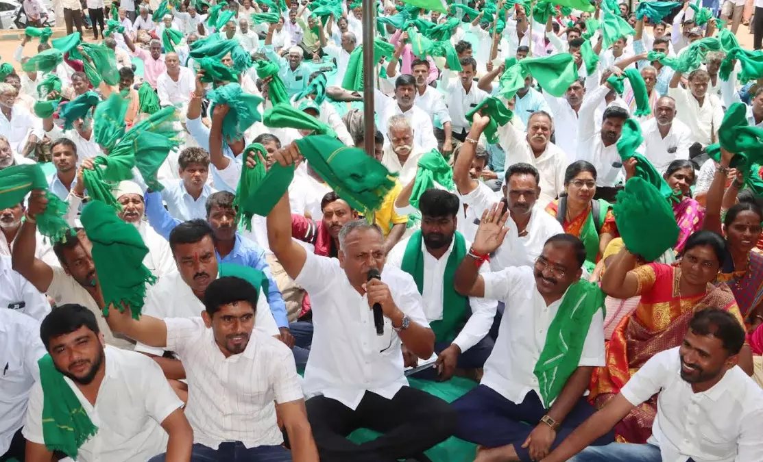 ಬೆಂಗಳೂರು | ರೈತರ ಸಾಲಮನ್ನಾ, ಬೆಳೆಗಳಿಗೆ ವೈಜ್ಞಾನಿಕ ಬೆಲೆ ನಿಗದಿಗೆ ಆಗ್ರಹಿಸಿ ಧರಣಿ ಬೆಂಗಳೂರು | ರೈತರ ಸಾಲಮನ್ನಾ, ಬೆಳೆಗಳಿಗೆ ವೈಜ್ಞಾನಿಕ ಬೆಲೆ ನಿಗದಿಗೆ ಆಗ್ರಹಿಸಿ ಧರಣಿ