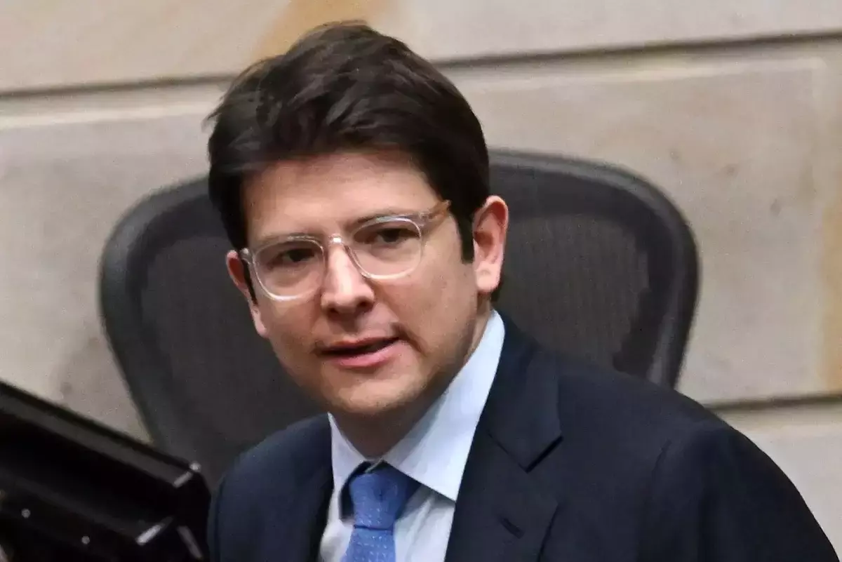 ಕೊಲಂಬಿಯಾ: ಗುಂಡೇಟಿನಲ್ಲಿ ಗಾಯಗೊಂಡಿದ್ದ ಅಧ್ಯಕ್ಷೀಯ ಅಭ್ಯರ್ಥಿ ಉರಿಬೆ ನಿಧನ ಕೊಲಂಬಿಯಾ: ಗುಂಡೇಟಿನಲ್ಲಿ ಗಾಯಗೊಂಡಿದ್ದ ಅಧ್ಯಕ್ಷೀಯ ಅಭ್ಯರ್ಥಿ ಉರಿಬೆ ನಿಧನ