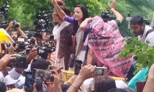 ಸಂಸತ್ತಿನ ಮುಂಗಾರು ಅಧಿವೇಶನ | ಚುನಾವಣಾ ಆಯೋಗದ ಪ್ರಧಾನ ಕಚೇರಿಗೆ ಮೆರವಣಿಗೆ ನಡೆಸುತ್ತಿದ್ದ ವಿಪಕ್ಷಗಳ ಸಂಸದರನ್ನು ತಡೆದ ಪೊಲೀಸರು