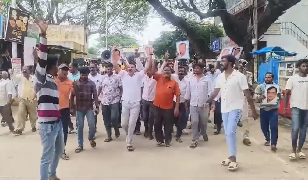 ಸಂಪುಟದಿಂದ ಕೆ.ಎನ್.ರಾಜಣ್ಣ ವಜಾ | ಮಧುಗಿರಿಯಲ್ಲಿ ಪ್ರತಿಭಟನೆ; ಬೆಂಬಲಿಗರ ಆಕ್ರೋಶ