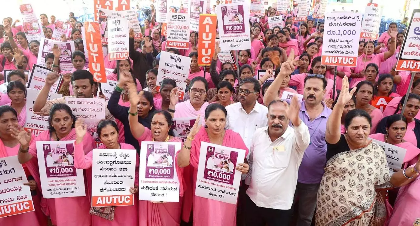 ಗೌರವ ಧನ ಹೆಚ್ಚಳ ಸಹಿತ ವಿವಿಧ ಬೇಡಿಕೆ ಈಡೇರಿಕೆಗೆ ಆಗ್ರಹಿಸಿ ಆಶಾ ಕಾರ್ಯಕರ್ತೆಯರಿಂದ ಧರಣಿ ಗೌರವ ಧನ ಹೆಚ್ಚಳ ಸಹಿತ ವಿವಿಧ ಬೇಡಿಕೆ ಈಡೇರಿಕೆಗೆ ಆಗ್ರಹಿಸಿ ಆಶಾ ಕಾರ್ಯಕರ್ತೆಯರಿಂದ ಧರಣಿ