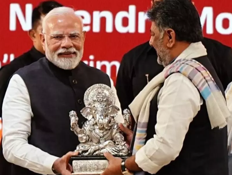 ಪ್ರಧಾನಿಗೆ ಬೆಳ್ಳಿ ಮೂರ್ತಿ ಕೊಟ್ಟಿದ್ದು ನಾನೇ : ಡಿ.ಕೆ.ಶಿವಕುಮಾರ್ ಸ್ಪಷ್ಟನೆ ಪ್ರಧಾನಿಗೆ ಬೆಳ್ಳಿ ಮೂರ್ತಿ ಕೊಟ್ಟಿದ್ದು ನಾನೇ : ಡಿ.ಕೆ.ಶಿವಕುಮಾರ್ ಸ್ಪಷ್ಟನೆ