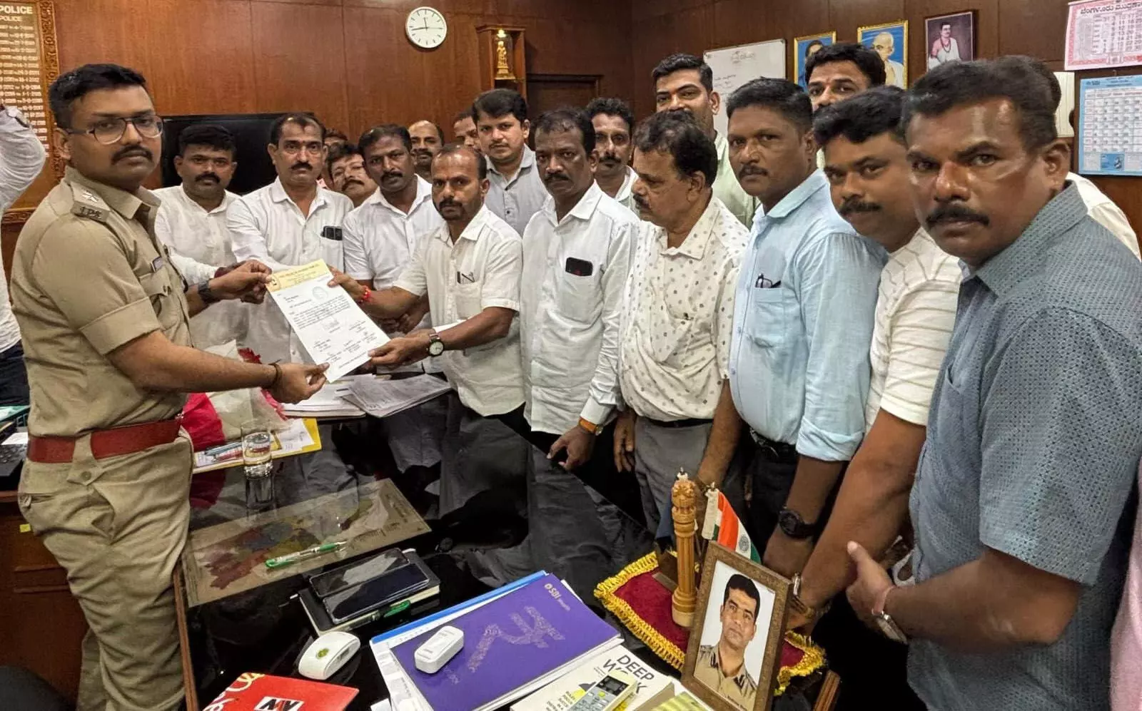 ನಕಲಿ ಚಿನ್ನ ಅಡವಿಡುವ ಜಾಲ ಪತ್ತೆ ಹಚ್ಚುವಂತೆ ಆಗ್ರಹಿಸಿ ಎಸ್ಪಿಗೆ ಮನವಿ ನಕಲಿ ಚಿನ್ನ ಅಡವಿಡುವ ಜಾಲ ಪತ್ತೆ ಹಚ್ಚುವಂತೆ ಆಗ್ರಹಿಸಿ ಎಸ್ಪಿಗೆ ಮನವಿ