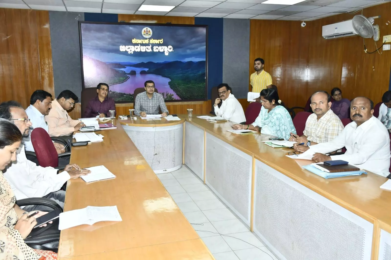 ಮಾನವೀಯ ಕಾರ್ಯಕರ್ತರ ಸ್ಮರಣೆ ಅಗತ್ಯ: ಬಳ್ಳಾರಿ ಜಿಲ್ಲಾಧಿಕಾರಿ ಪ್ರಶಾಂತ್ ಕುಮಾರ್ ಮಿಶ್ರಾ