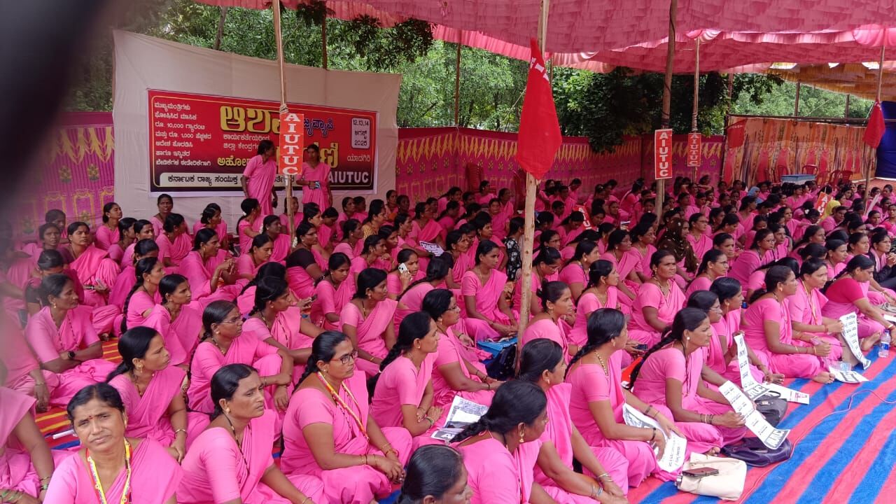 ಯಾದಗಿರಿ:  ವಿವಿಧ ಬೇಡಿಕೆಗಳ ಈಡೇರಿಕೆಗೆ ಆಗ್ರಹಿಸಿ ಆಶಾ ಕಾರ್ಯಕರ್ತೆಯರ ಧರಣಿ